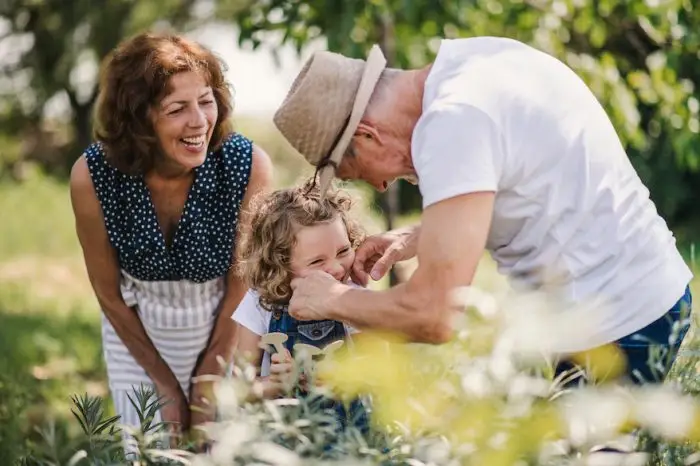 Des grands-parents généreux, mais souvent au détriment de leurs finances, selon un sondage